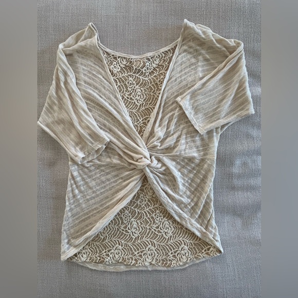 Daytrip Sandy Beige Short Sleeve Crocheted Lace Back Top. Size Small - Picture 5 of 13